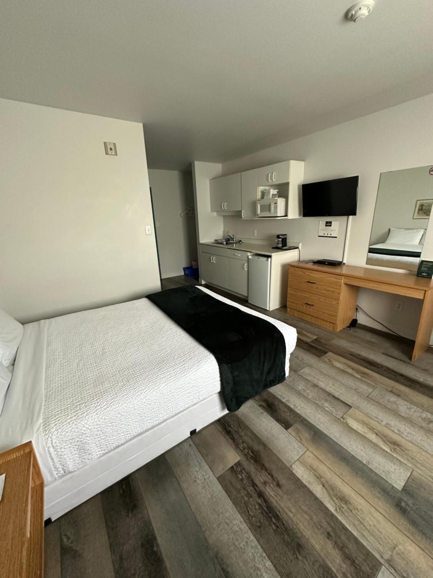 Sleep Suite Motel Steinbach Exterior photo