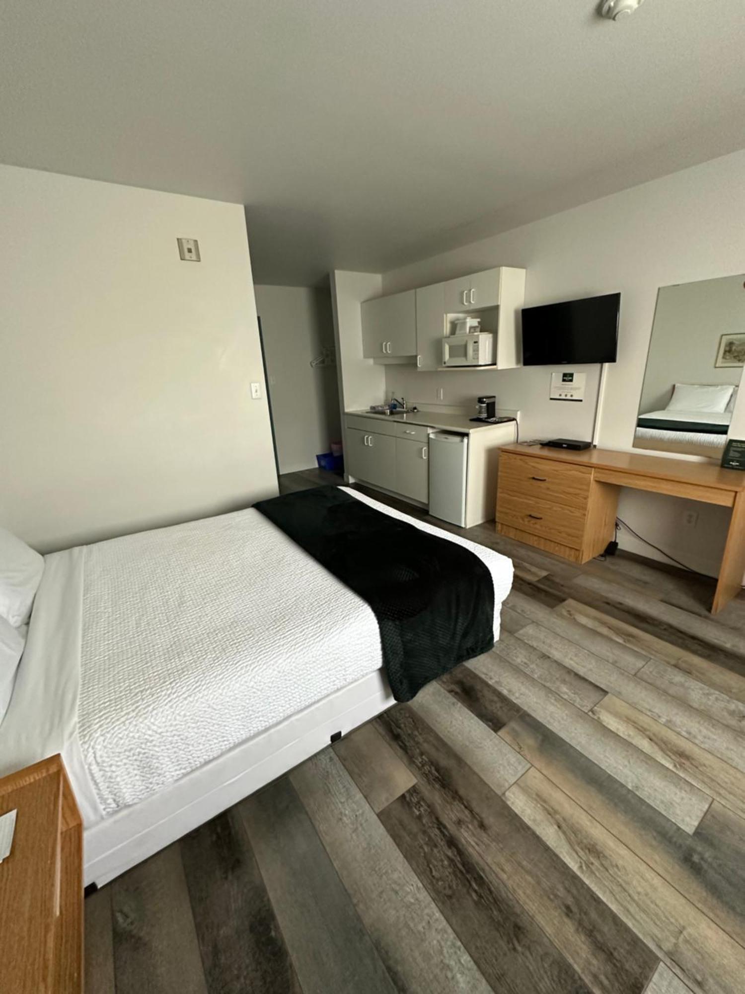 Sleep Suite Motel Steinbach Exterior photo