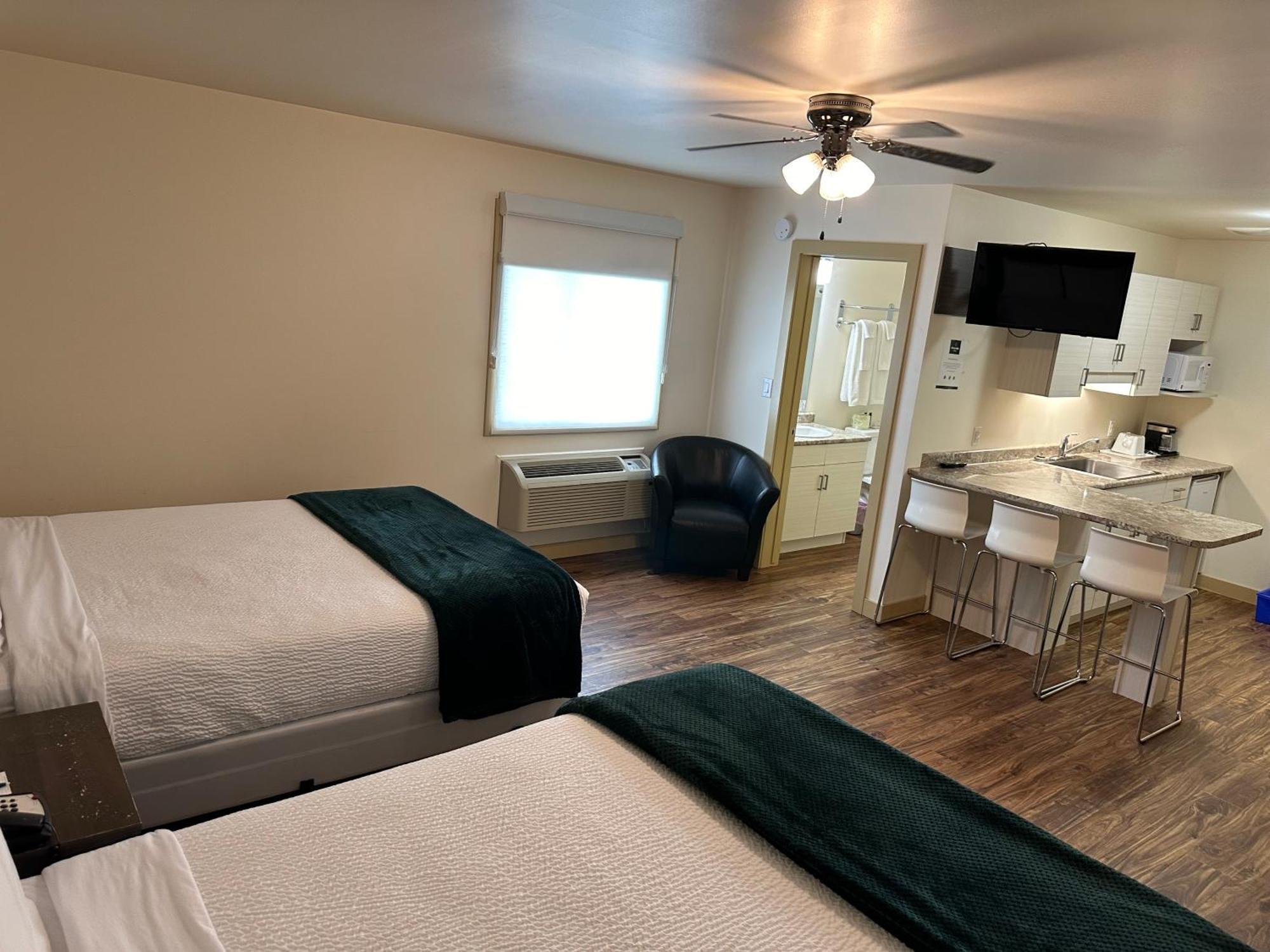 Sleep Suite Motel Steinbach Exterior photo