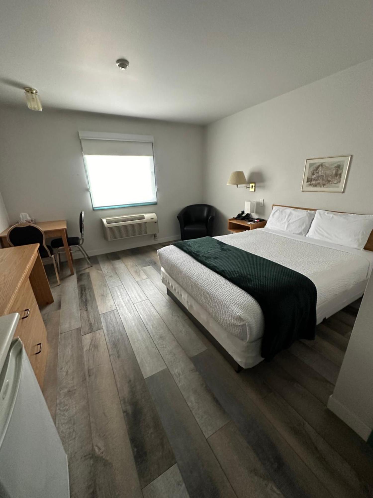 Sleep Suite Motel Steinbach Exterior photo