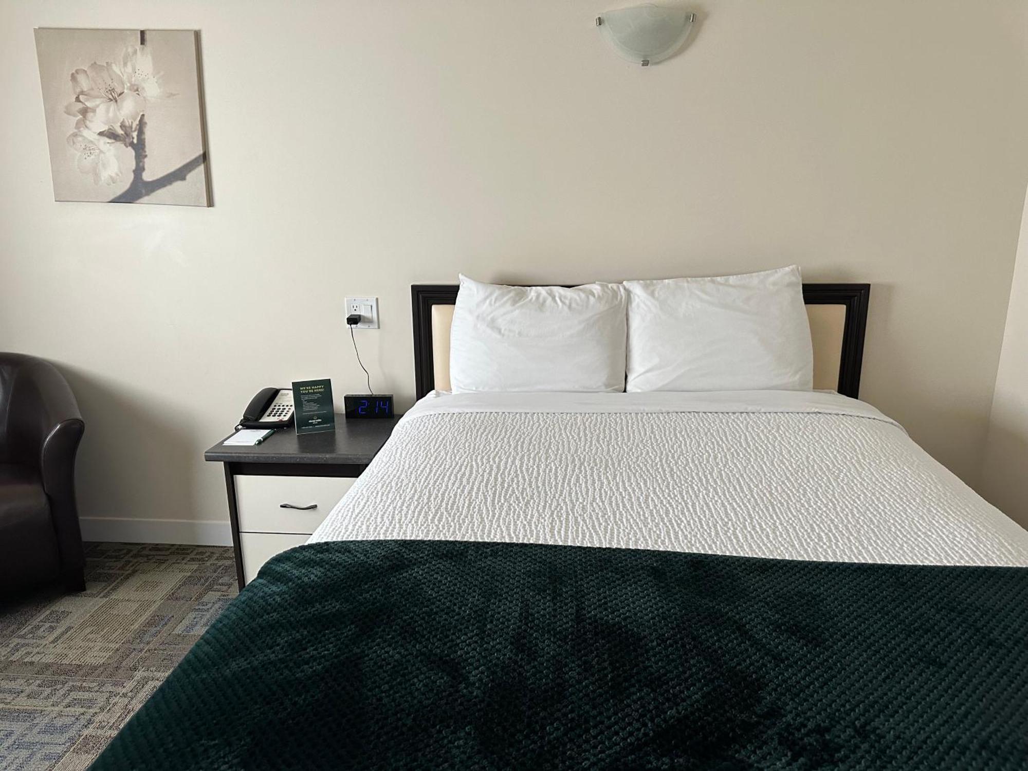 Sleep Suite Motel Steinbach Exterior photo