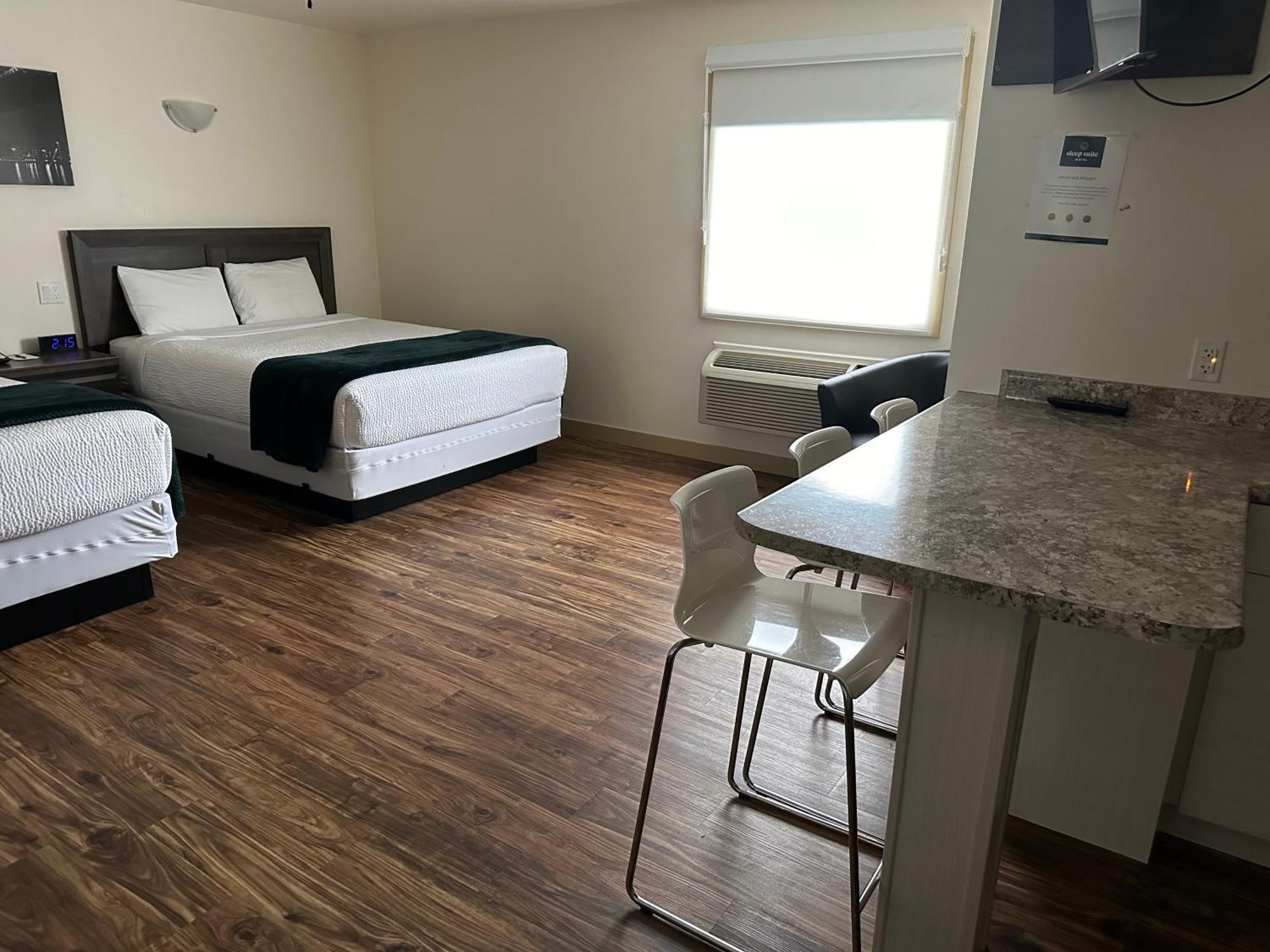 Sleep Suite Motel Steinbach Exterior photo